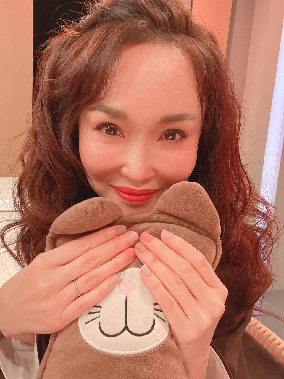 原创小龙女范文芳晒医美照50岁嫩成少女老公李铭顺却老成爷爷