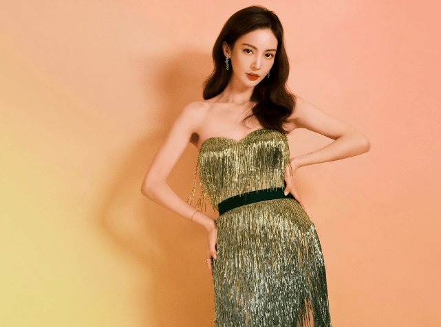 果然是皮肤白皙能穿的颜色就更多,金晨虽然在平时活动上选择的礼服