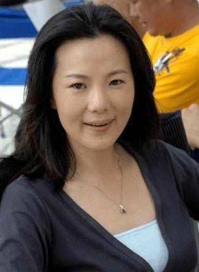 年,陈道明和蒋雯丽主演了《中国式分手》,咏梅在剧中是痴情女人"肖莉"