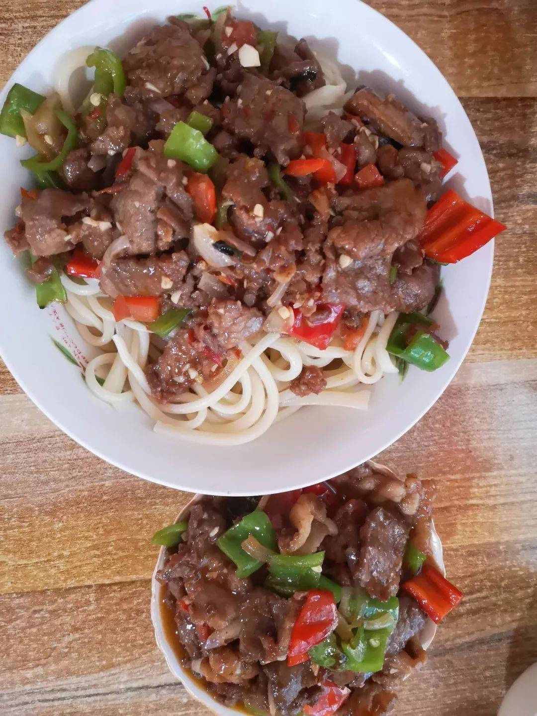 新疆美食伊犁的过油肉拌面