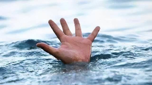 2010年,15岁少年救同学溺亡,被救者大骂死了活该