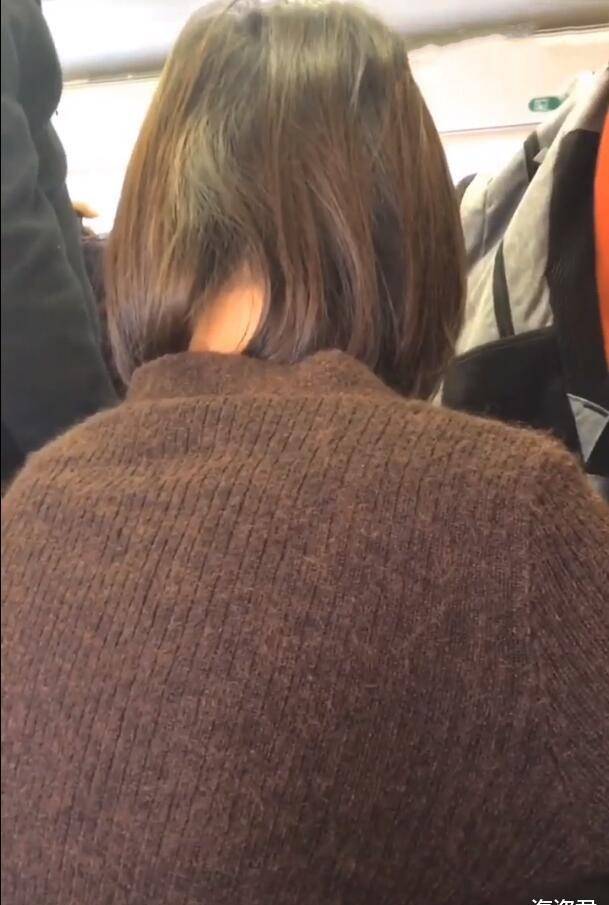 霸座女子虽然声音有点粗,但是看上去挺年轻的,打扮也比较时髦,没想到