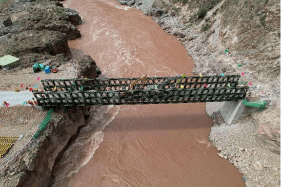西藏最大跨度贝雷桥建成通车