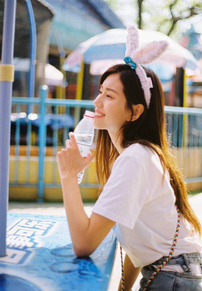 "谋女郎"周晓凡晒火辣美照,黑裙大炫牛奶肌,完全不逊色刘浩存_气质_下