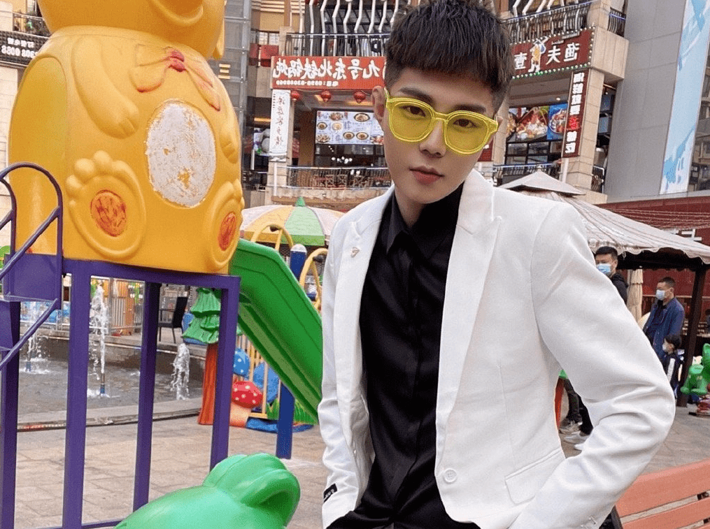 网红高迪大美出镜秀恩爱自曝谈恋爱往事吵架后开车撞电线杆