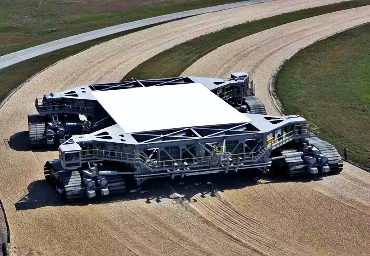 全球最大的运输车，载重量高达8000吨，要35名司机才能启动