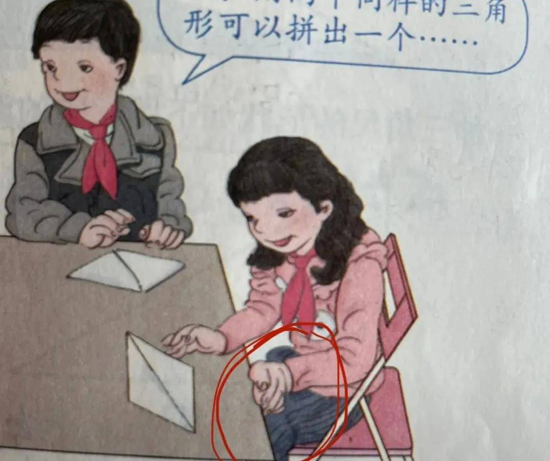 小女孩身上的纹身,和穿着星条旗的衣服,带着红领巾吐舌头拍照,猥琐的
