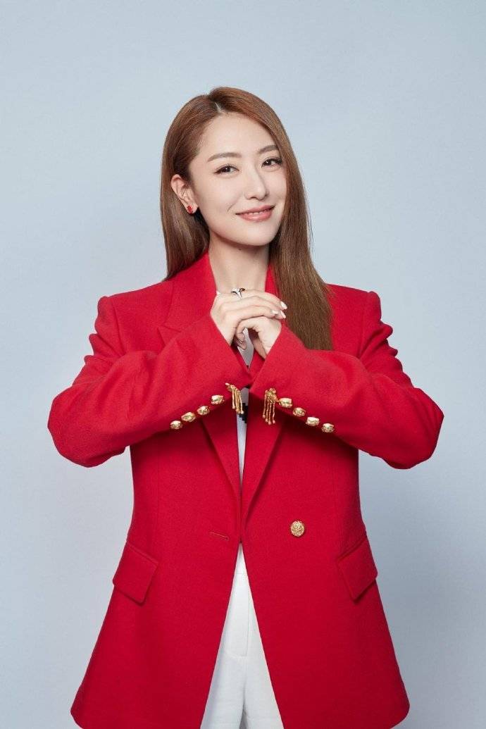 35岁白冰晒健身美照,一身紧身衣秀凹凸身形,小鸟腿没有胳膊粗_造型