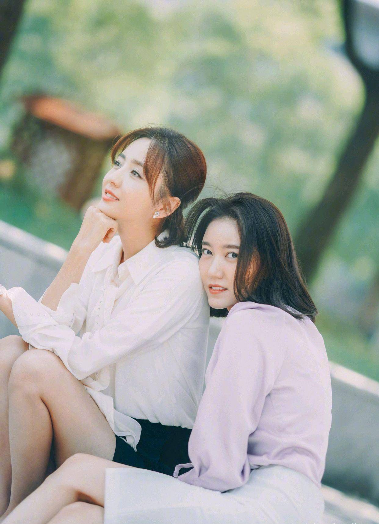 高露和佟丽娅难得同框,两人都穿了衬衫,穿搭造型一个比一个高级_设计