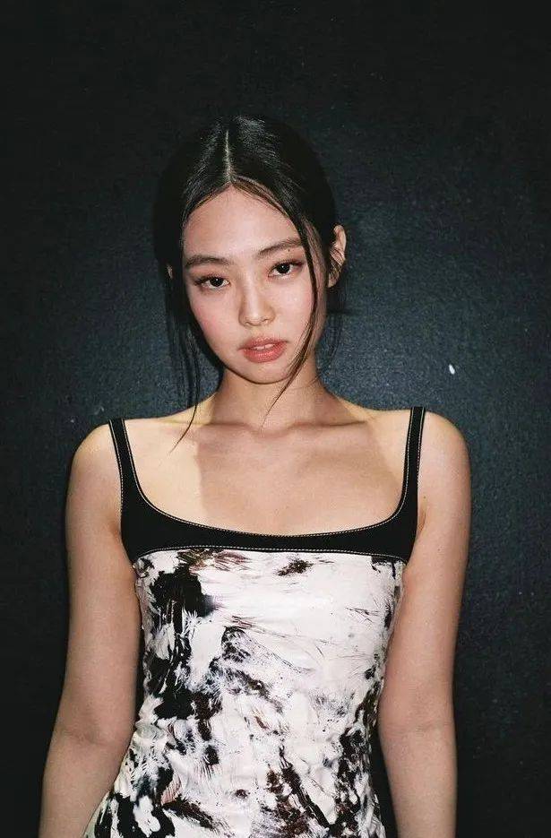 不修图不磨皮的jennie是不是看起来更加真实可爱呢?