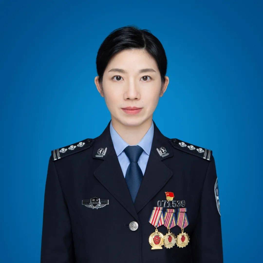 三等功2次,获评岳阳市"三八红旗手",全市"优秀女民警"等殊荣