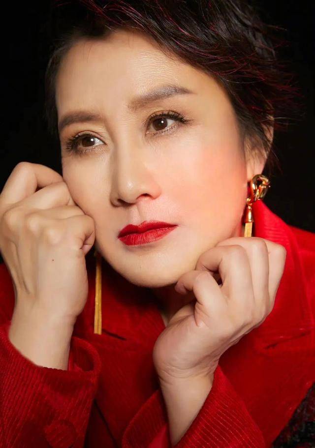 原创演员张凯丽去深圳拍戏时拍来一个老公女儿貌美如花