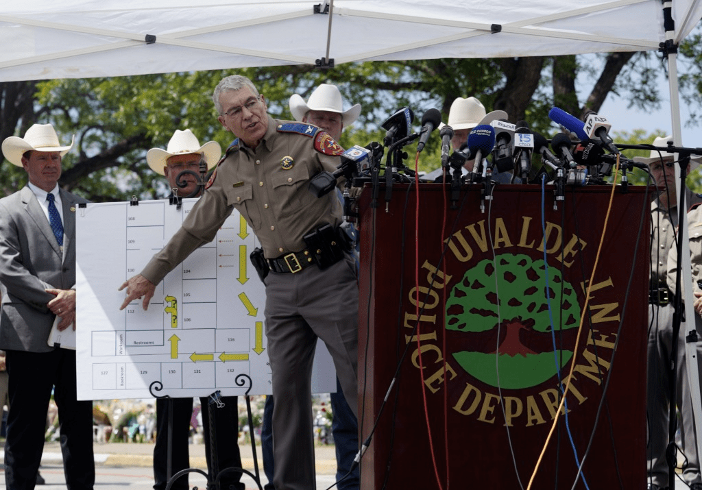 美国校园枪案细节还原8次求救电话靠装死逃生