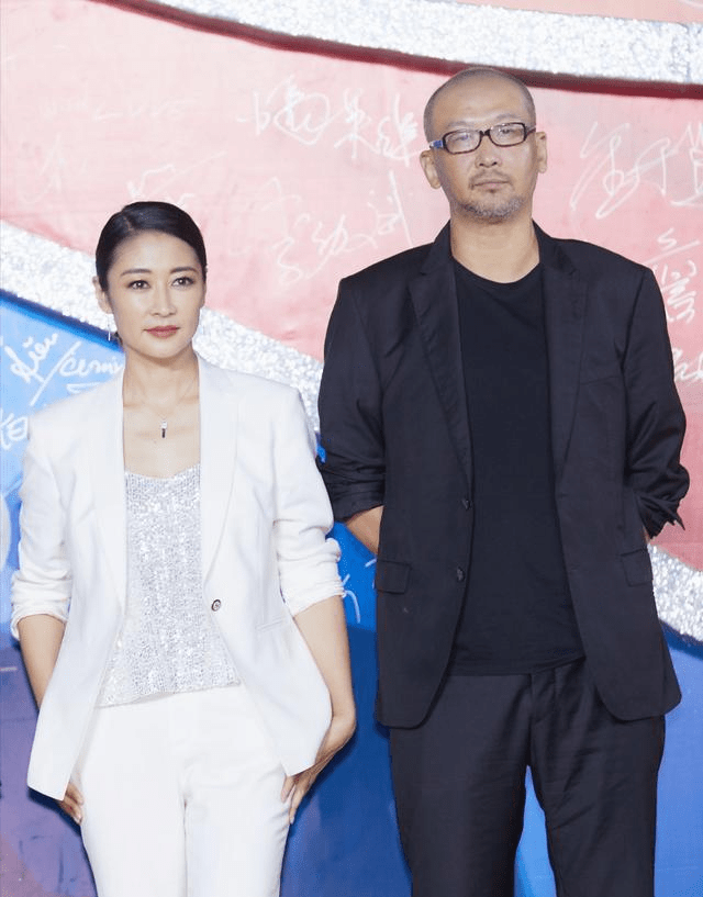 梁静剪短发比老公还男人夫妻难得穿情侣装比190cm老公还霸气