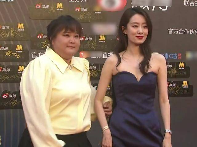 原创贾玲张小斐再次同框走红毯仔细看两人互动关系亲疏一目了然