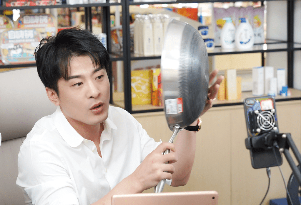 原创网红恭喜818团队称辛巴回归已成定局复出后再难被打倒