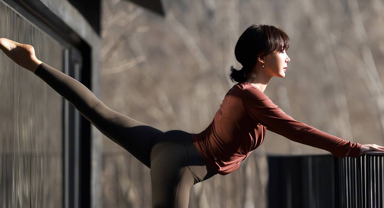 原创45岁陈数在豪宅内做瑜伽穿紧身衣凸显完美臀形腿部肌肉太抢镜