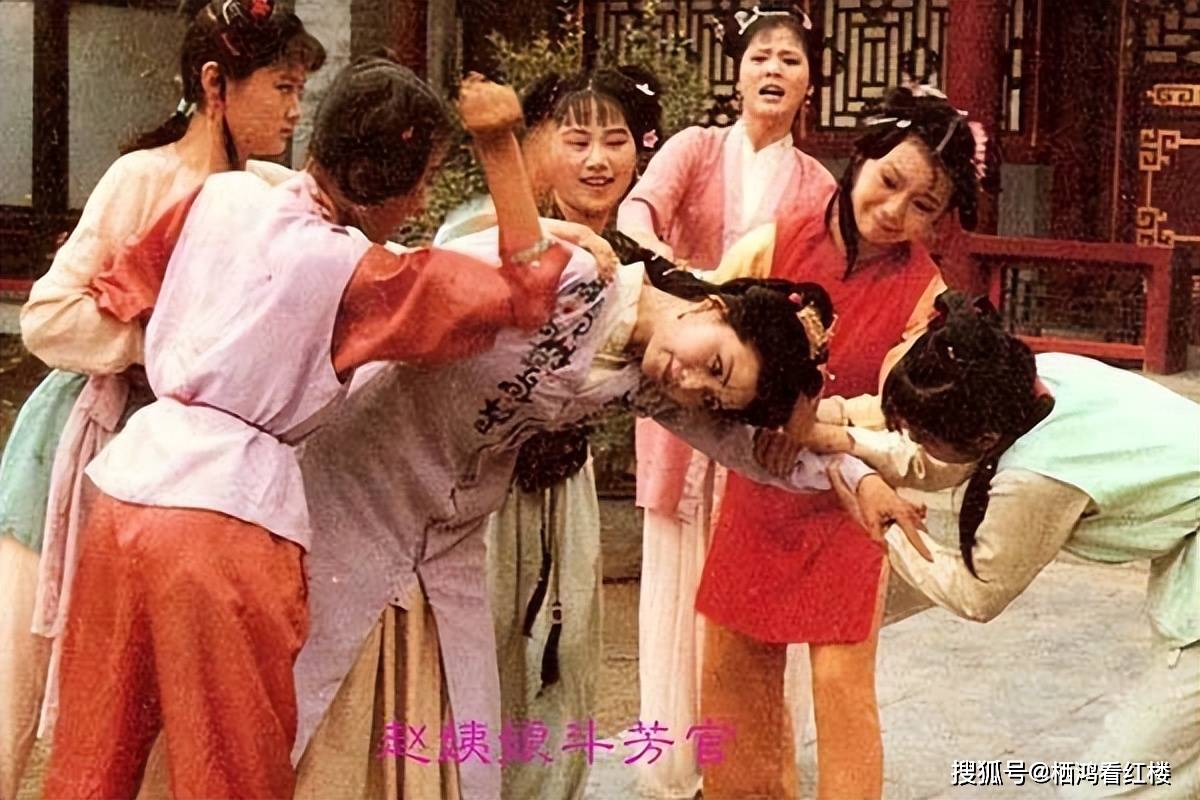 赵姨娘在怡红院打架，袭人为何那样着急？晴雯为何不着急？