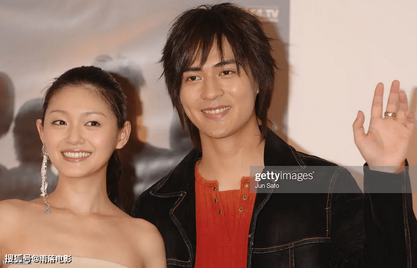 结婚前,大s和周渝民有一段轰轰烈烈的爱情,在人人都羡慕的年龄段里.