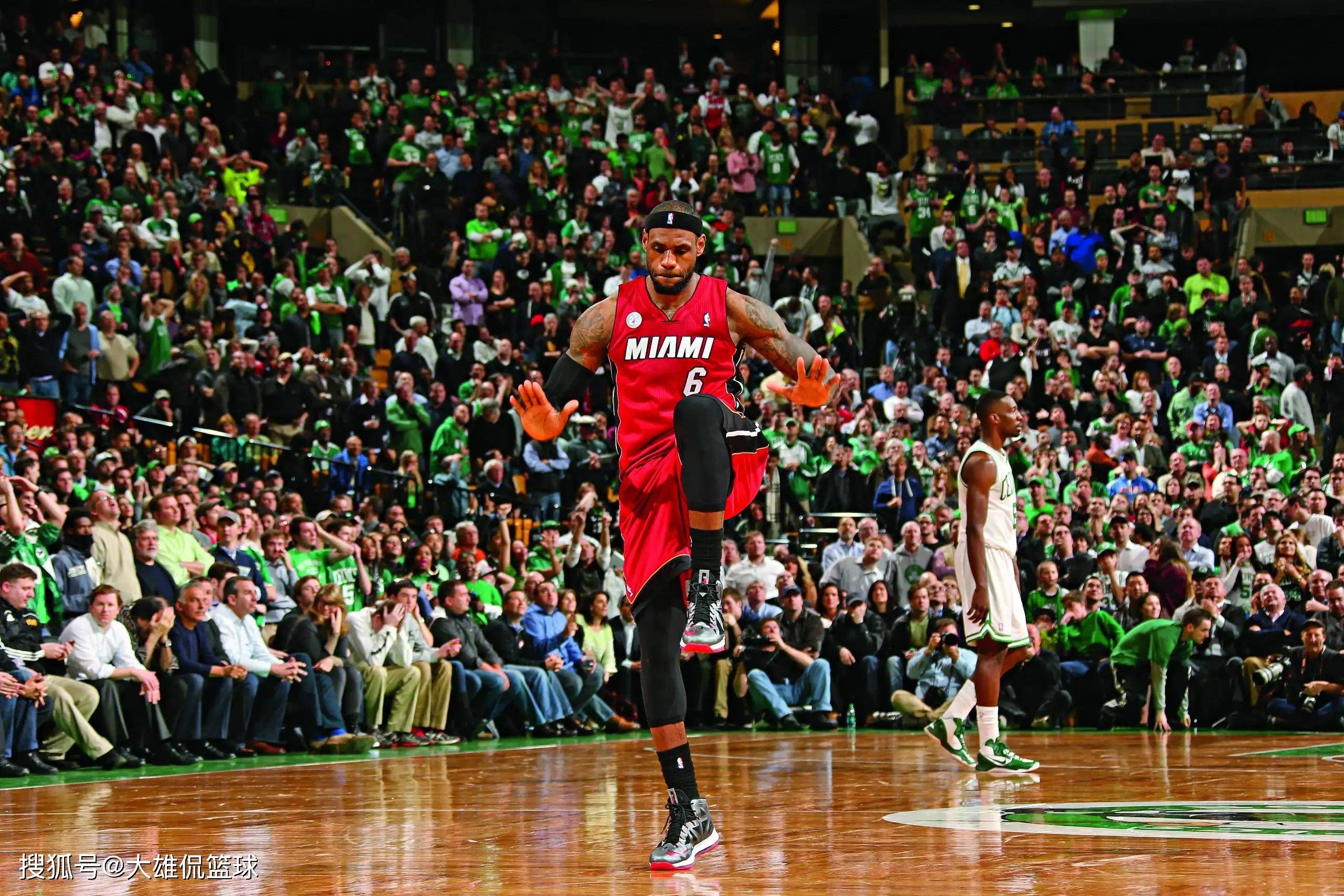 当时季后赛迈阿密热火在第一轮横扫密尔沃基雄鹿,随后又横扫了芝加哥