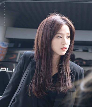 jisoo的每张照片看起来都像是电影的女主角