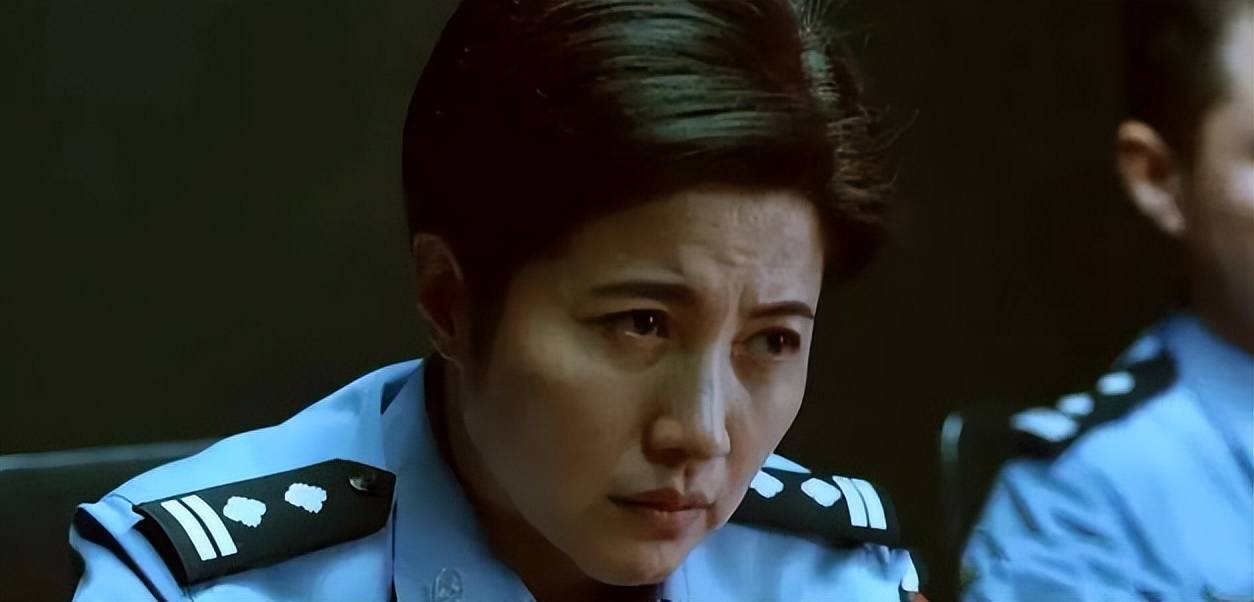 随后颜丙燕也有不少女警扮相,但几乎都不施粉黛,本色出演.