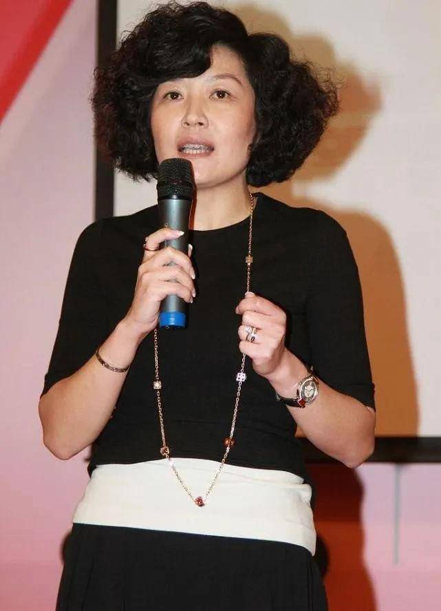 李咏病逝4年后,妻子哈文选择久居美国,看网友怎么评论她们的?
