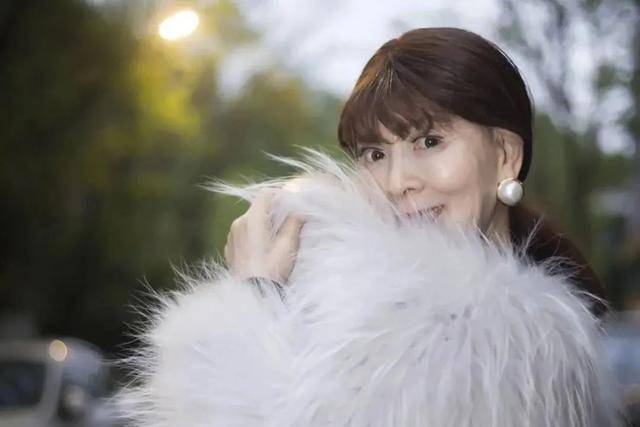 50岁仙女奶奶火了带孙女出门被误认是宝妈儿媳太尴尬