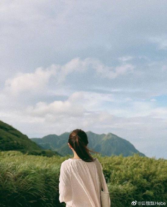 田馥甄晒户外摘野花照片扎马尾背影也好美