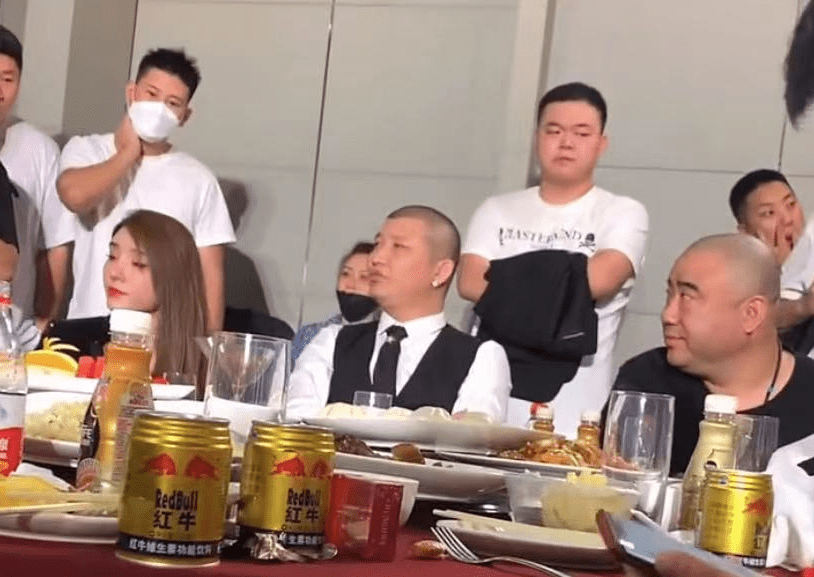 网红二驴出门带保镖主播曝光其中原因内蒙旅游期间差点被打