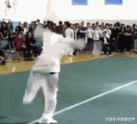 每日一笑:妹子长点心吧,裙子穿成这样后边人会尴尬的