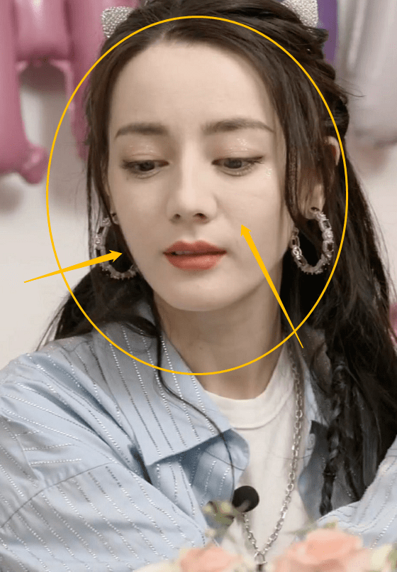 但是从怼脸照上面可以发现,迪丽热巴的发际线还是有点高的,这还是她最