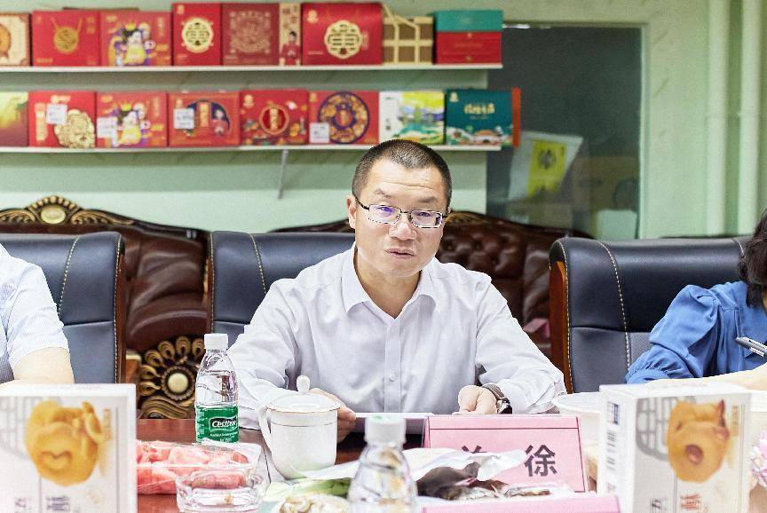振兴乡村威远县委县政府领导与黄老五召开战略座谈会