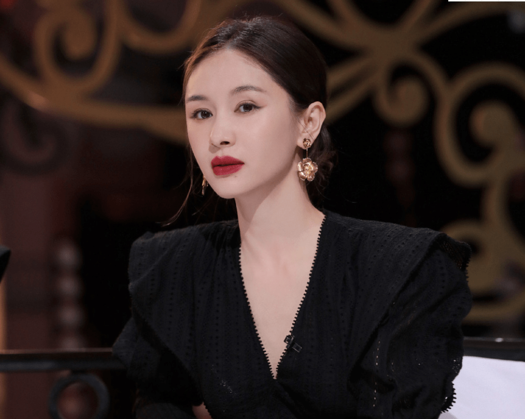 原创王子文手拿饮品讨论工作助理跪下给她穿鞋长发美女也蹲在一旁