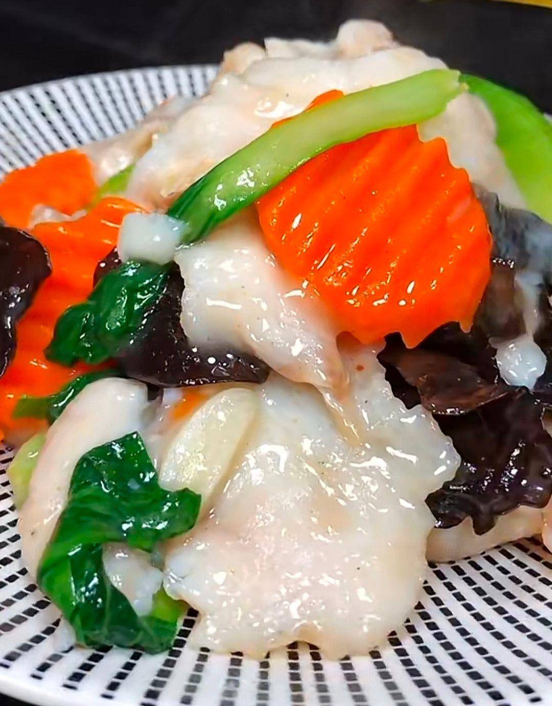 滑溜鱼片的做法如下:食材准备:草鱼,鸡蛋清,盐,胡椒粉,小油菜,胡萝卜