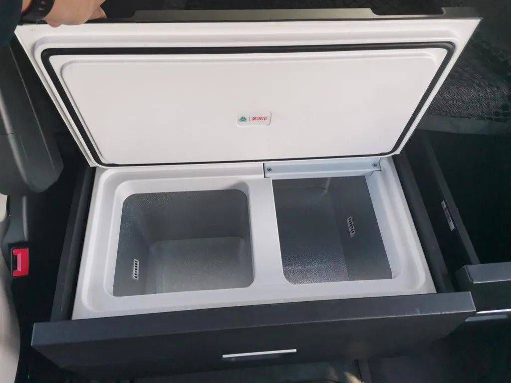 车载冰箱卧铺下方还配备了双格车载冰箱,分冷冻和冷藏区.