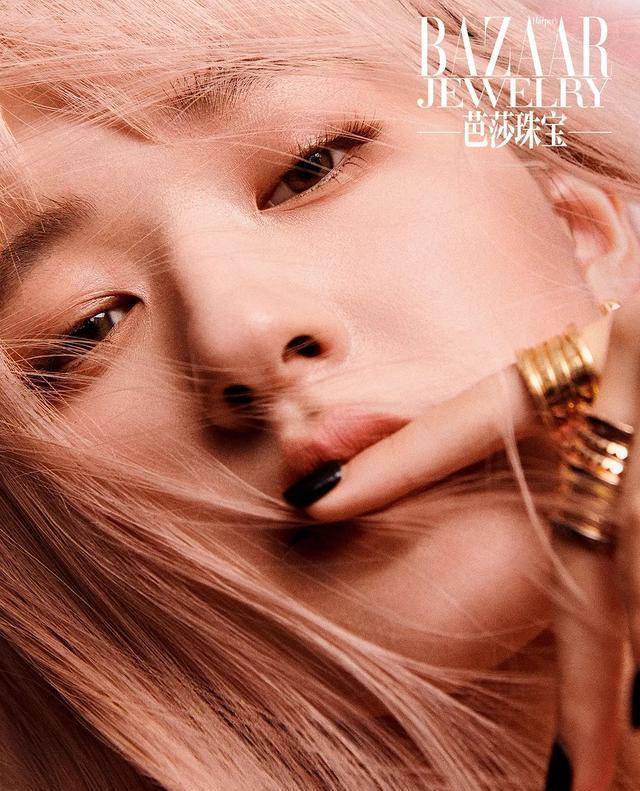 原创赵露思挑战粉色长直发造型女团风十足就是眉毛颜色有点突兀