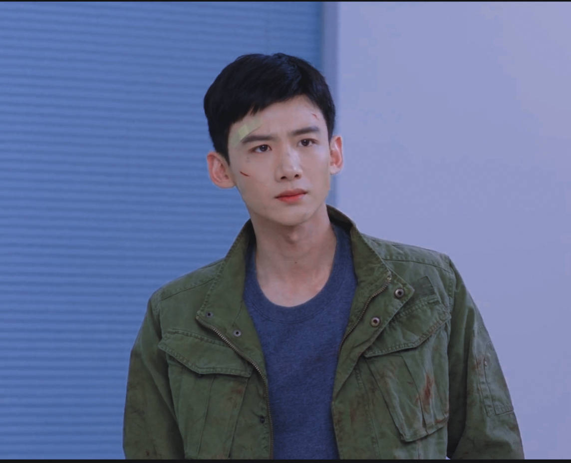 白敬亭和马思纯是否在公费恋爱剧中白敬亭饰演的特警叔叔邢克垒和