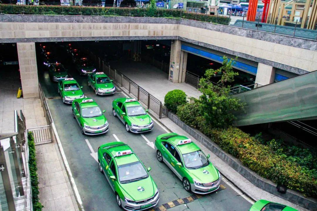 新能源出租車開起來更輕鬆,只用踩電門和剎車,相較於之前的油氣兩用