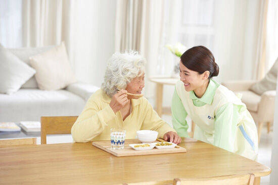 端午佳节将至居家养老服务传承尊老助老文化