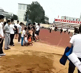 每日一笑:妹子长点心吧,裙子穿成这样后边人会尴尬的