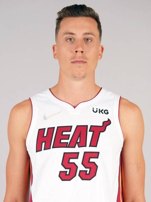 由于他们在2020年的出色表现,热火队和邓的肯罗宾逊签署了一份为期