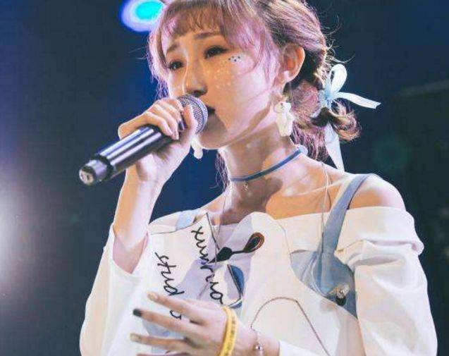 原创她靠抖音一夜成名因甜美被吐槽成不了明星自嘲就是网红歌手