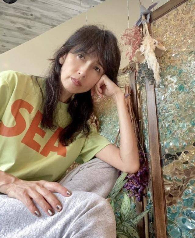 原创51岁工藤静香晒中国风造型唐装混搭破洞牛仔裤帅气旧衣新穿