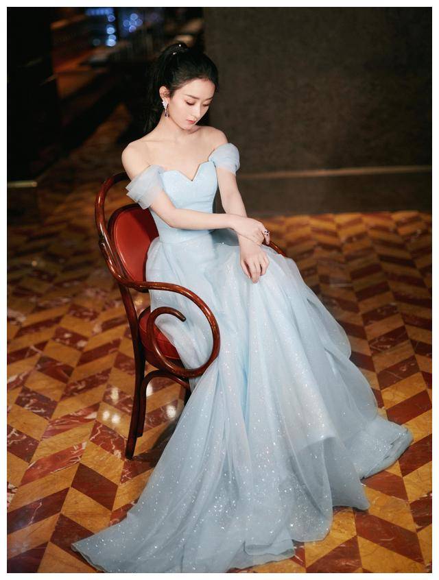 赵丽颖生孩子后身材依然好,大胆穿黑色深v,好身材让人不敢信_裙子