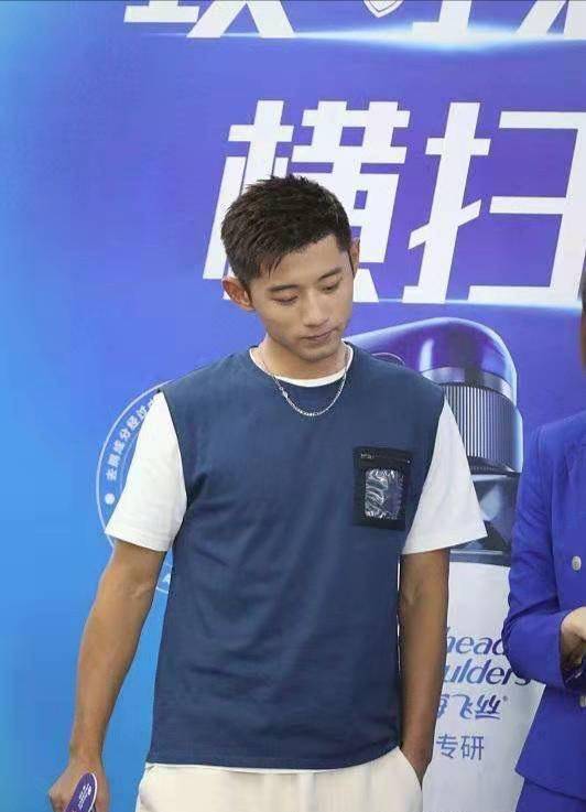 原创张继科这颜值无可挑剔穿蓝白t恤配五分裤帅气有型活力十足