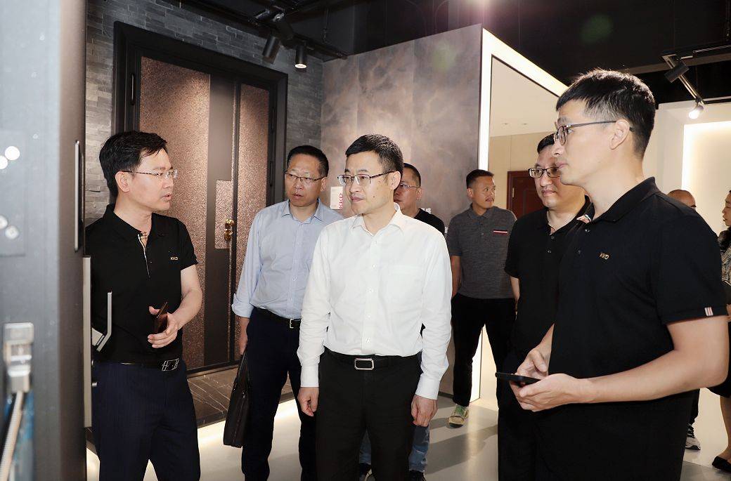 6月1日,永康市市委书记章旭升走访金凯德调研,市委常委,市政府党组