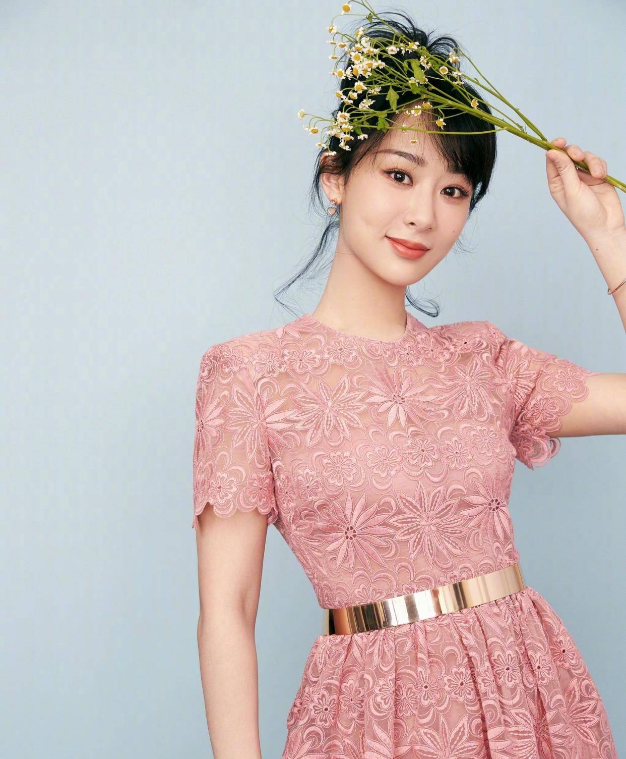 原创童星杨紫跻身一线粉色连衣裙穿出少女感肤白貌美大长腿