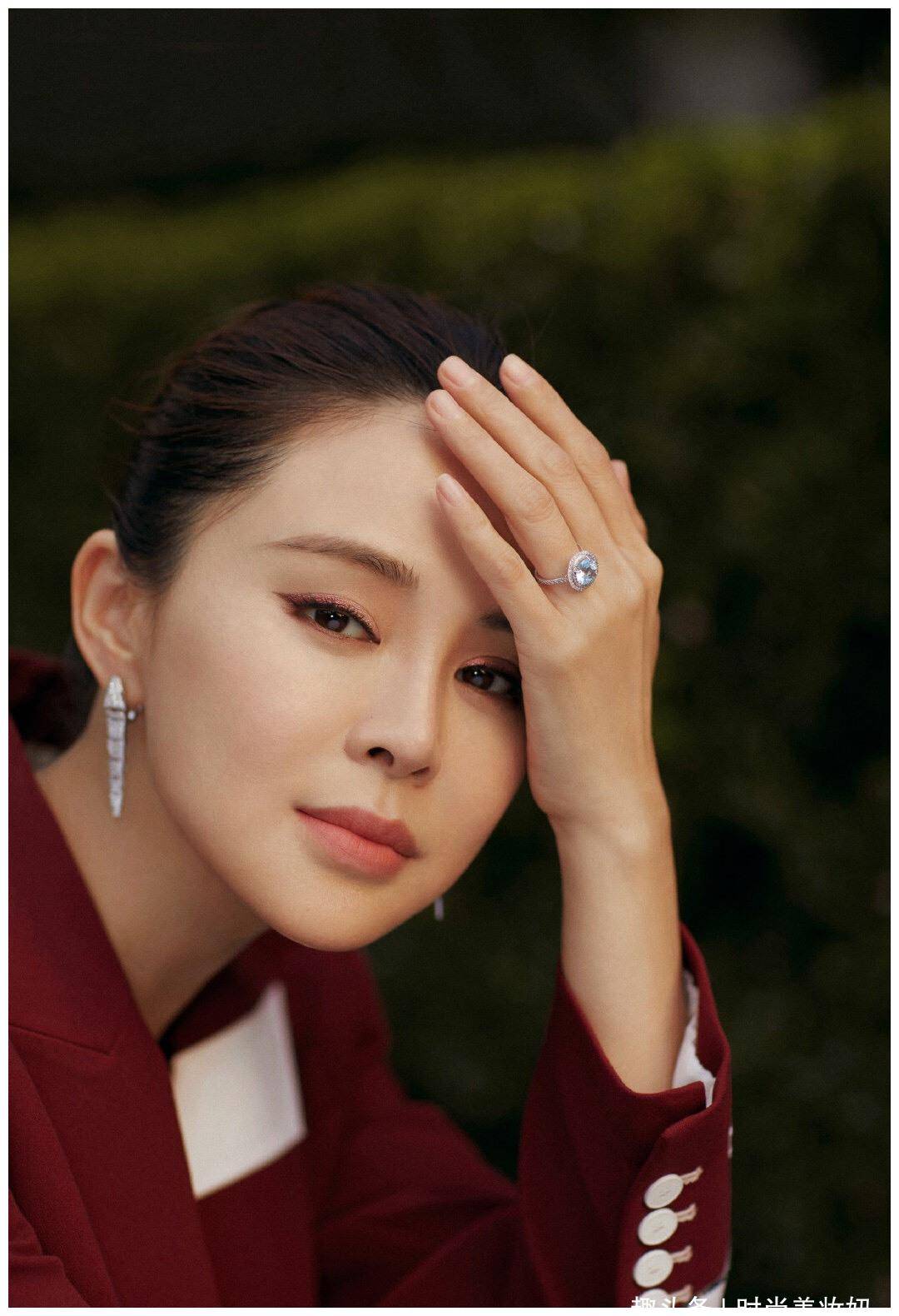 关悦真是越来越美了,穿枣红色西装气场全开a到爆,40岁状态超棒_时尚