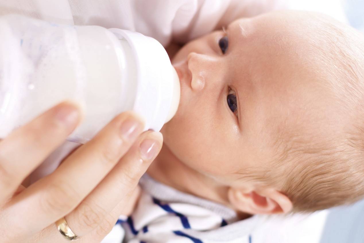 母乳喂养转为奶粉喂养,为什么宝宝会吐？这些方法帮宝宝逐渐适应